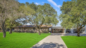 Schertz Country Farmhouse on 1 acre with Gameroom